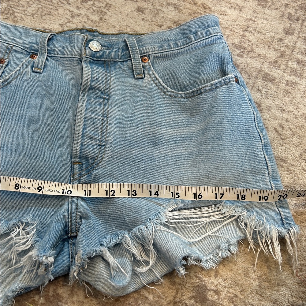 Levi's 501 Original Cut-Off Denim Shorts, featuring a classic button fly size 29 - Picture 9 of 9